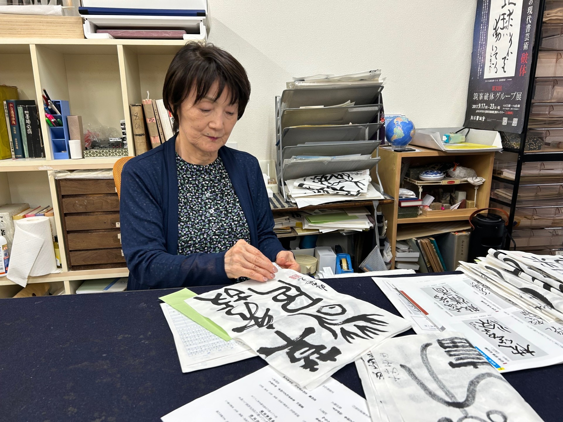 河野重陽が書道作品を添削している様子