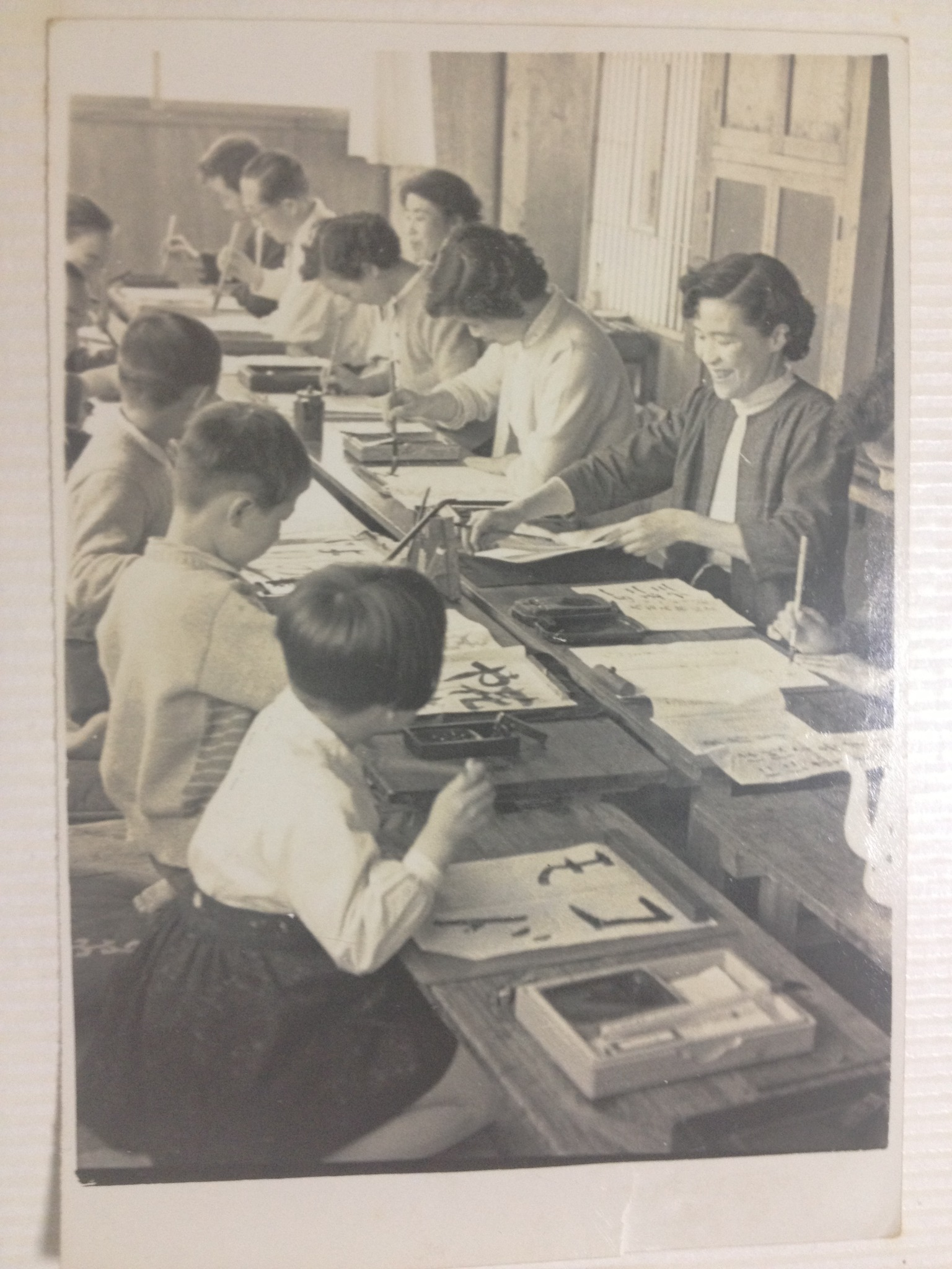 1950年代の松本書道会の教室風景　手前のおかっぱ頭の女子が若かりし頃の重陽