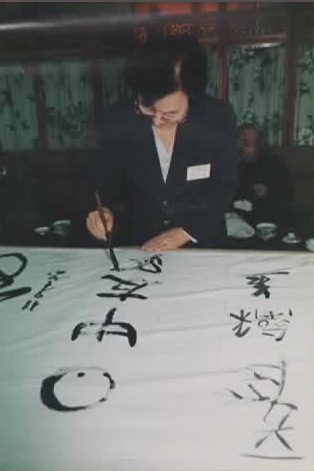 焦山破体碑亭除幕式で書を披露する松本子游