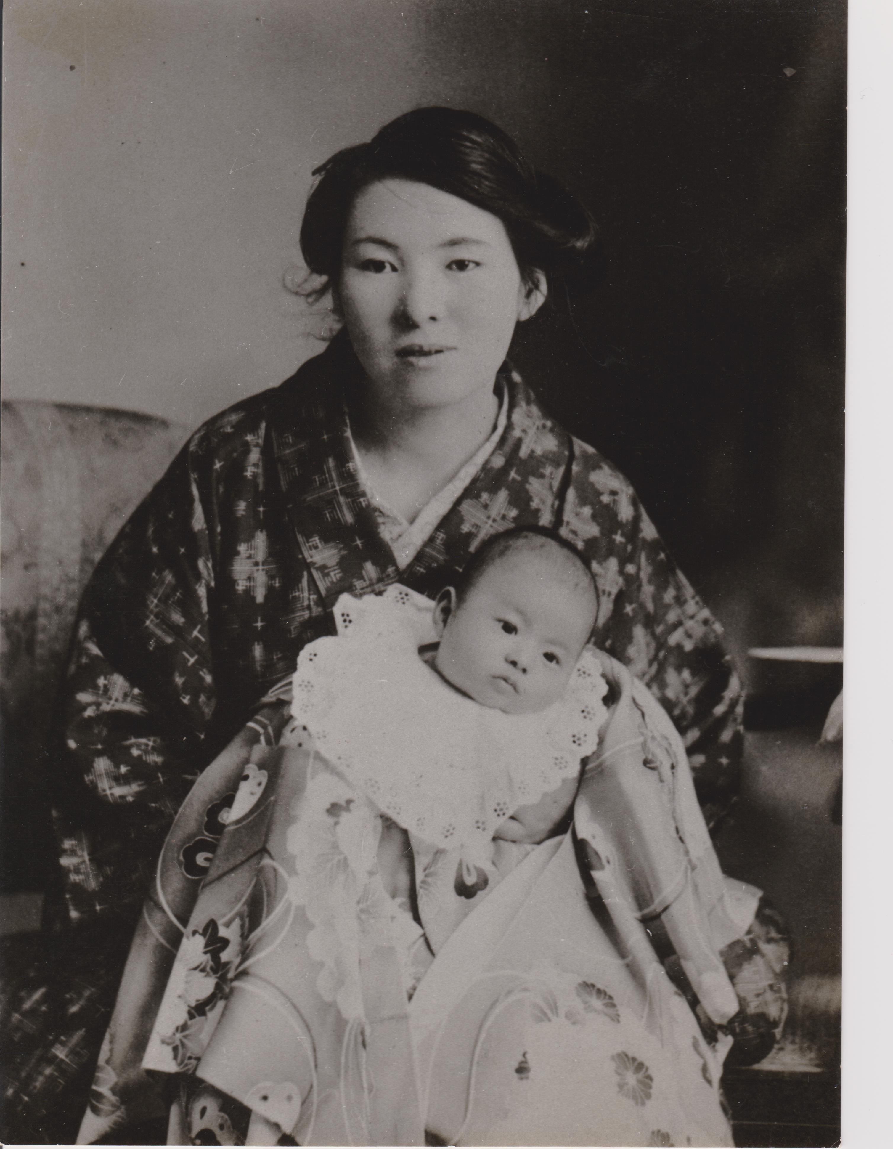 若き日の石橋希代志と幼い松本子游